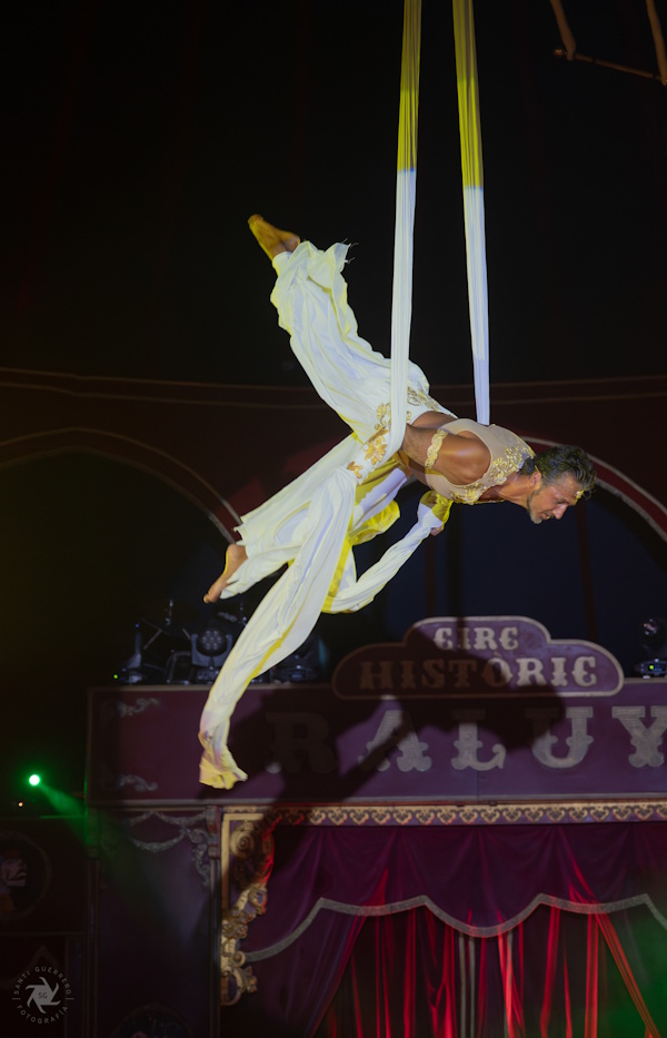 Circo Raluy. Aljosha Coatti con su número de telas aéreas