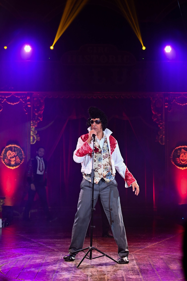 Circo Raluy. Sandro Roque con su imitación de Elvis Presley